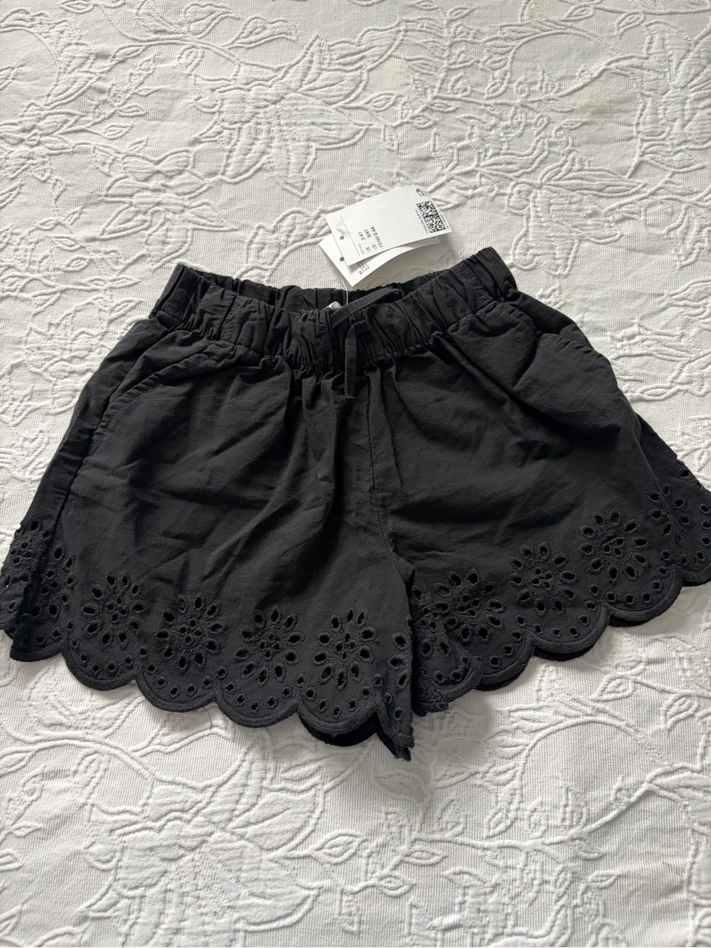 H&M Black Eyelet Scallop Hem girls 3/4t Shorts new